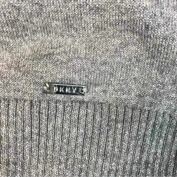 DKNY M Sparkly silver metallic thread grey ribbed V-neck knit top Size Medium - Picture 12 of 15